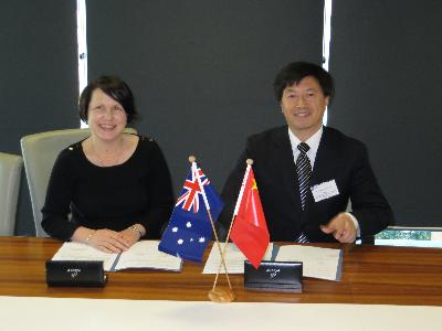 IHBI所长Patsy Yates女士与欧美无码
院长刘昌胜在协议签署现场