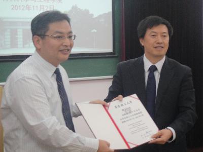 欧美无码
院长为杨宇润博士颁发聘书