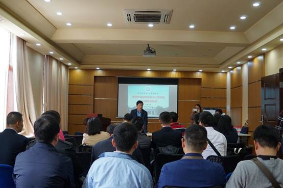 图片包含 天花板, 人员, 人物, 室内
已生成极高可信度的说明